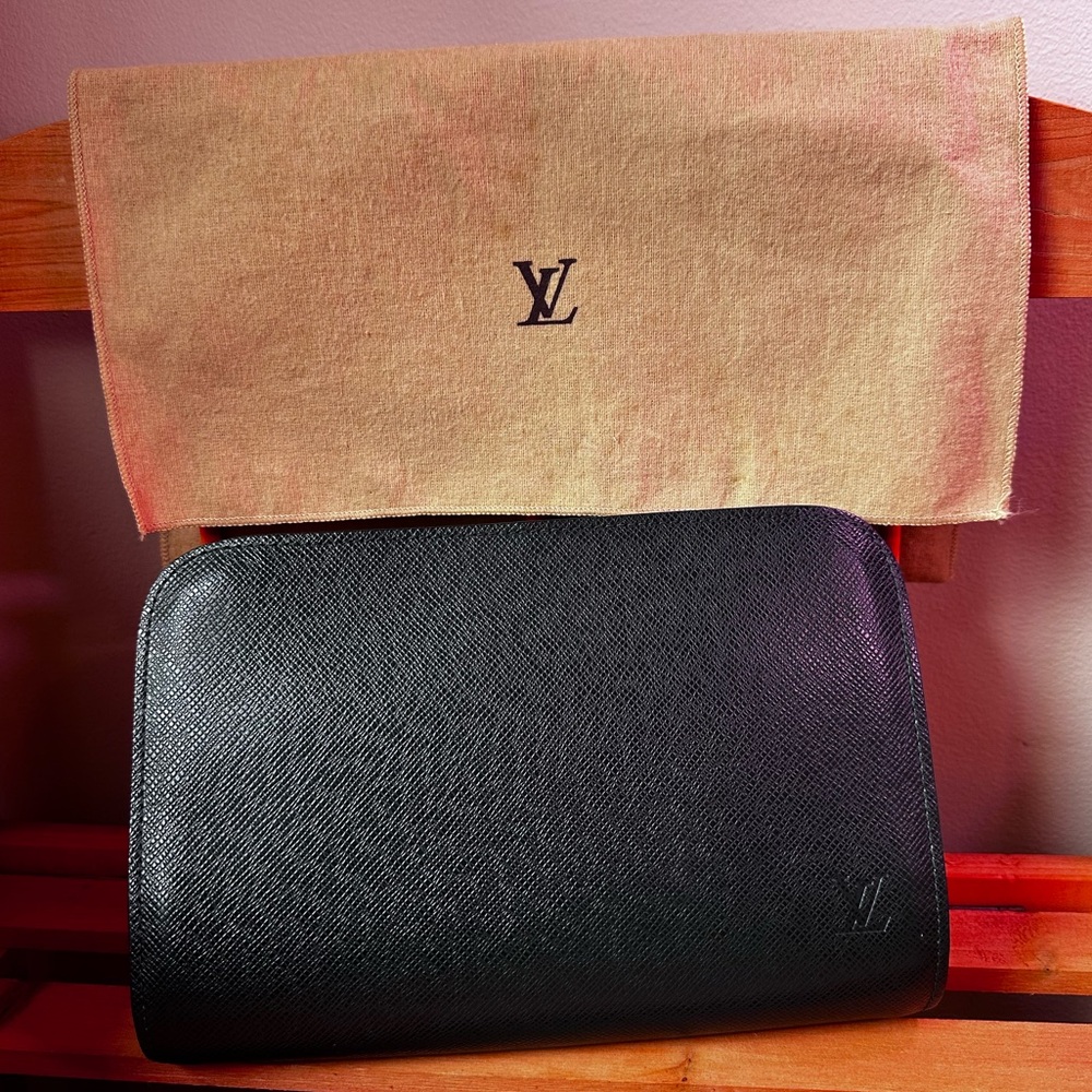 Authentic Louis Vuitton Orsay Clutch Green Taiga - Picture 1 of 6